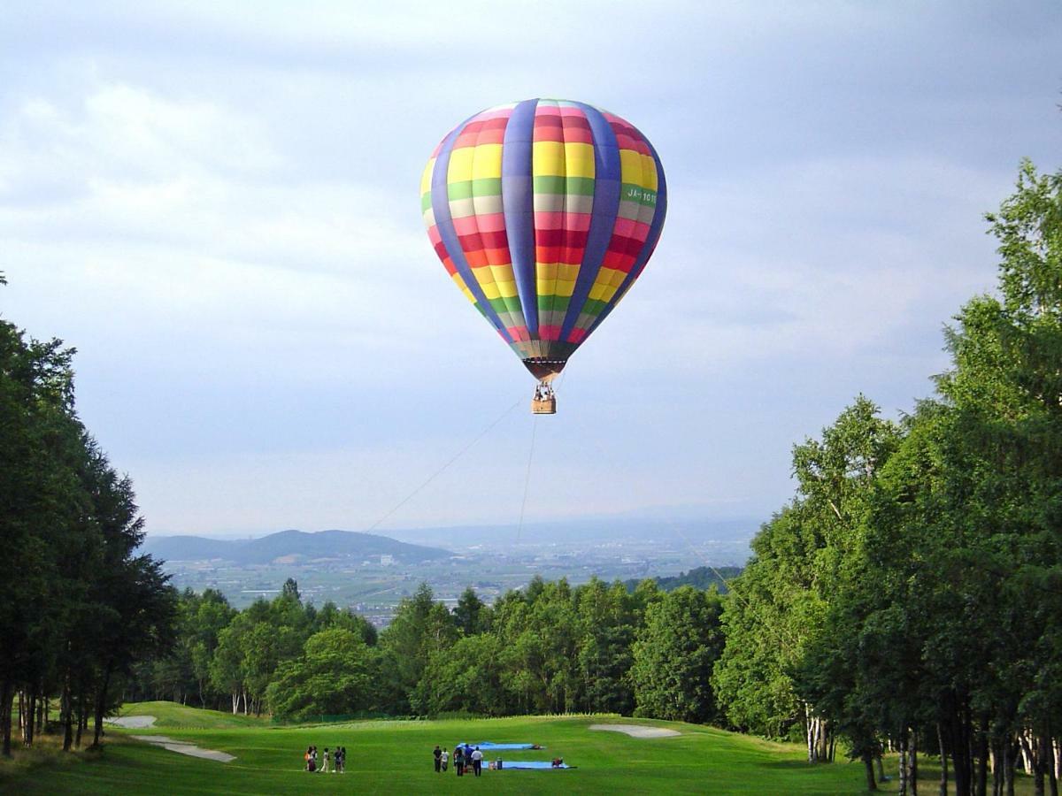 Shin Furano Prince Hotel Exterior photo Hot air balloon over the golf course